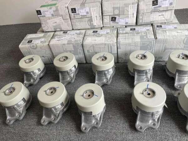Mercedes Benz W253 Engine mount original factory - Image 4
